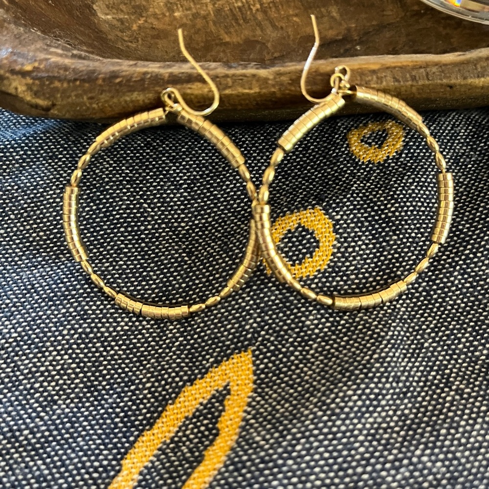 Gold dangle hoops 😍